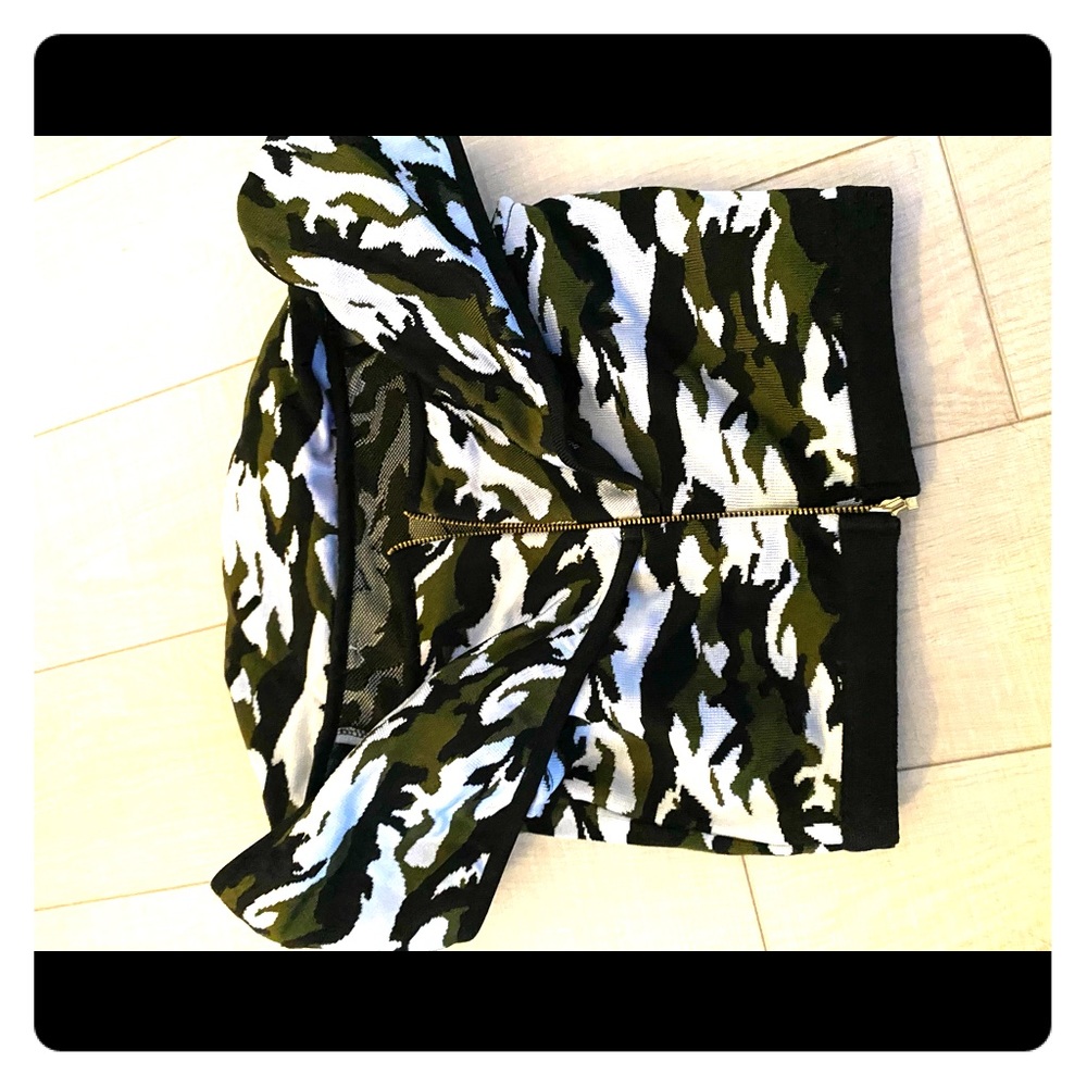Off shoulder front zip camo top